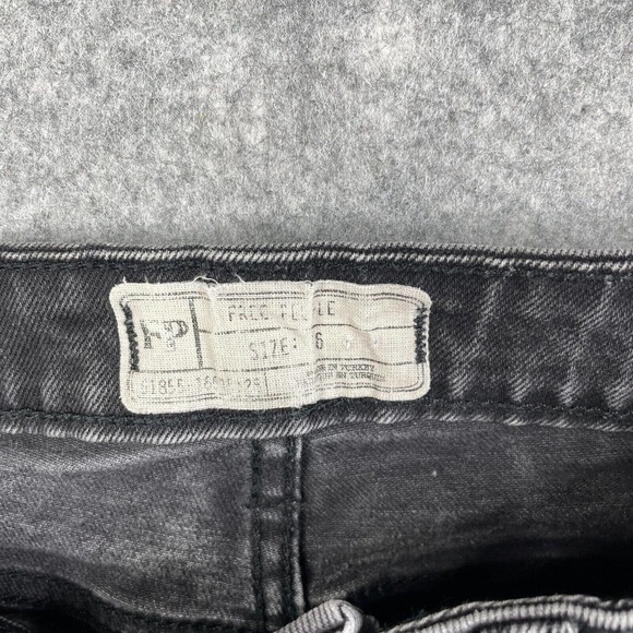Free People Jeans Size 26 Cropped Black Washed Faded Fray Raw Hem - Picture 6 of 8